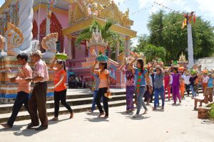 Mang lễ vào chùa trong Dolta của người Khmer